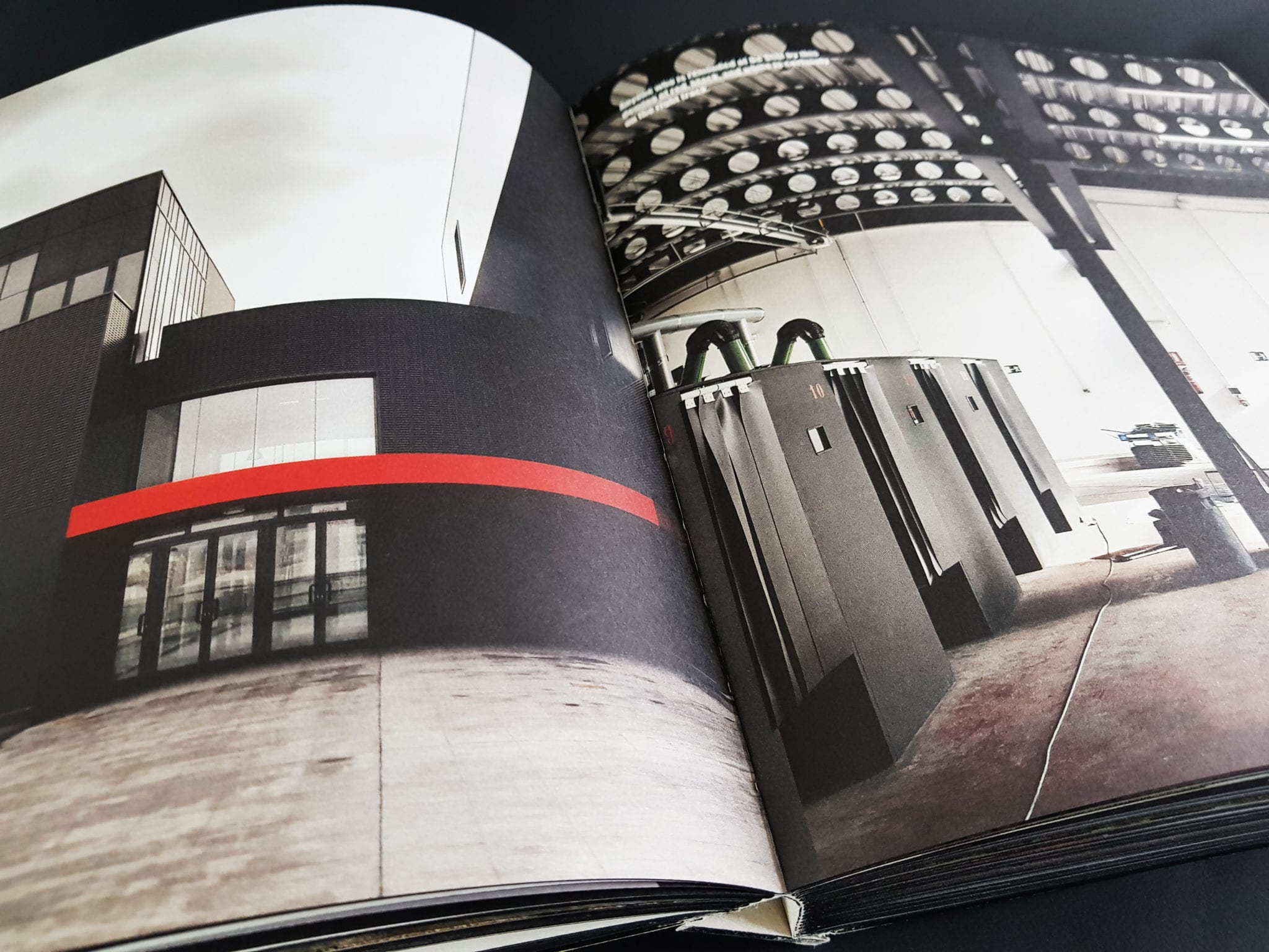 Black Architecture Braun Publishing aufgeschlagene Doppelseite