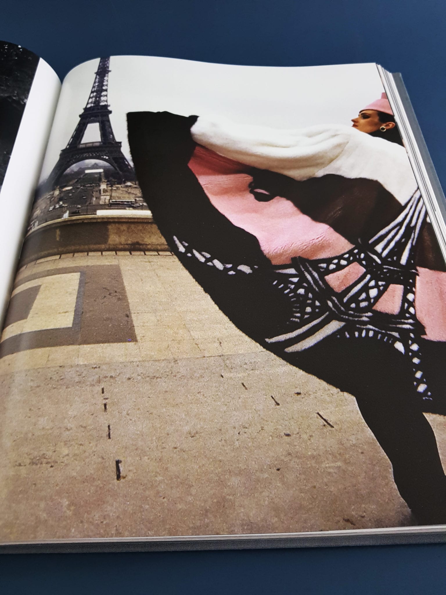 Dior Designer of Dreams Thames&Hudson Verlag aufgeschlagene Seite