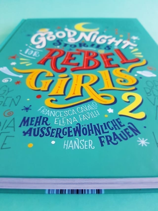 Good Night Stories for Rebel Girls 2 Hanser Verlag Logo Detailansicht