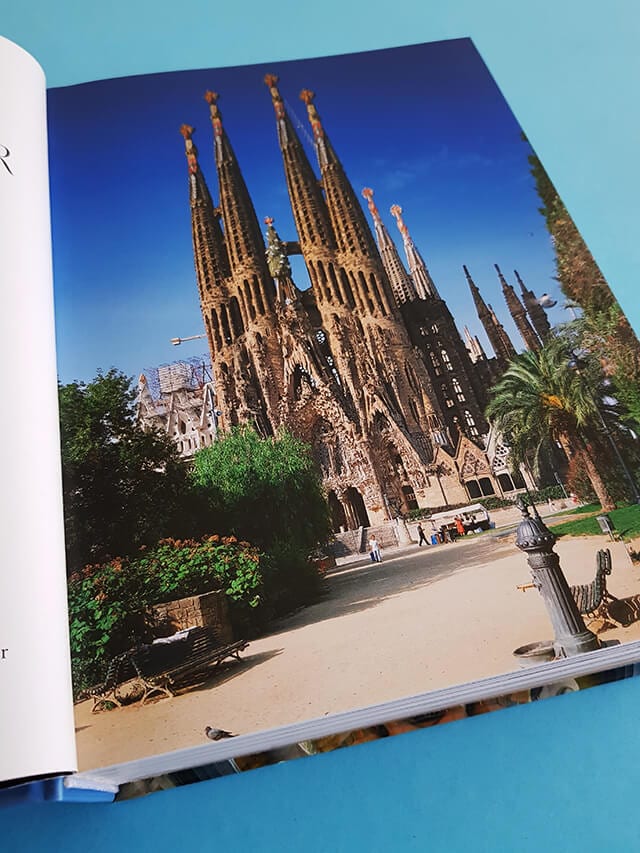 Gaudí Das vollständige Werk TASCHEN Verlag aufgeschlagener Bildband