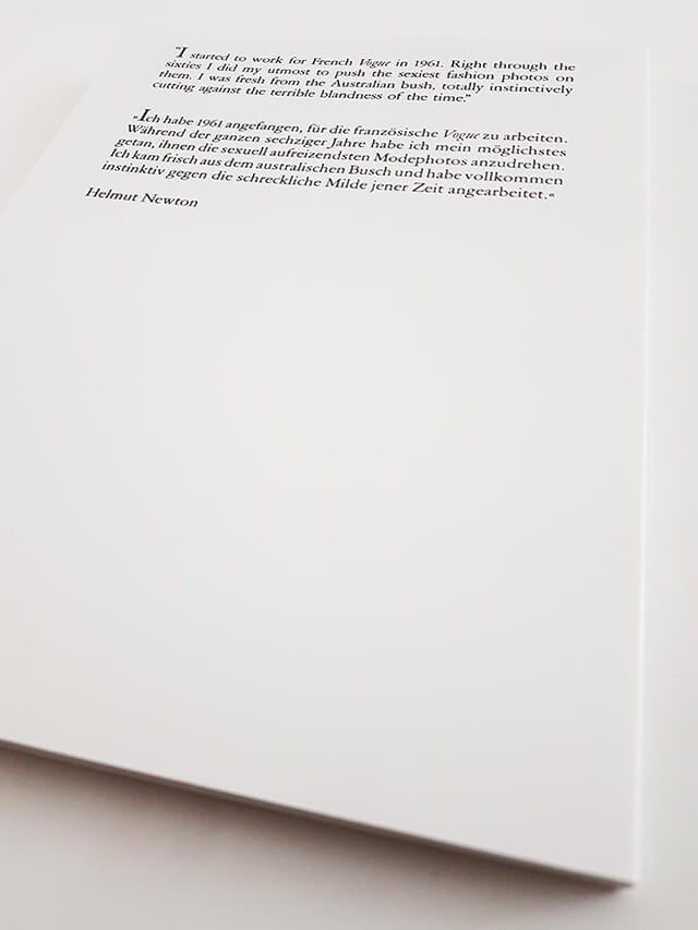 Buchrücken des Fotografie Bildbandes namens Helmut Newton Private Property aus dem Schirmer Mosel Verlag