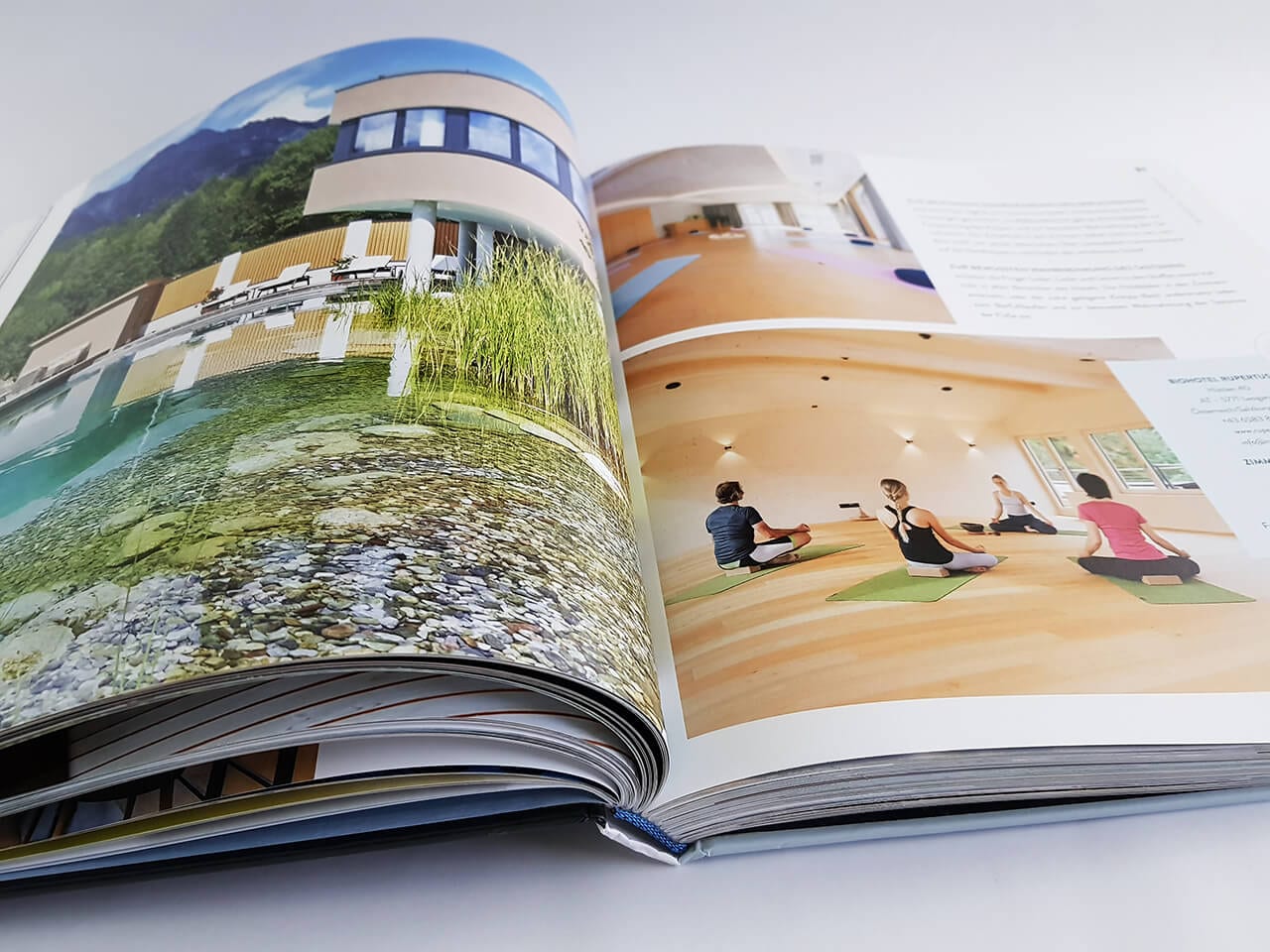 Mindful Die schönsten Yoga Hotels Callwey Verlag aufgeschlagener Bildband