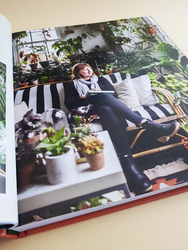 aufgeschlagenes Interior Design Buches mit dem Titel Plant Tribe Vom glücklichen Leben mit Pflanzen aus dem Prestel Verlag