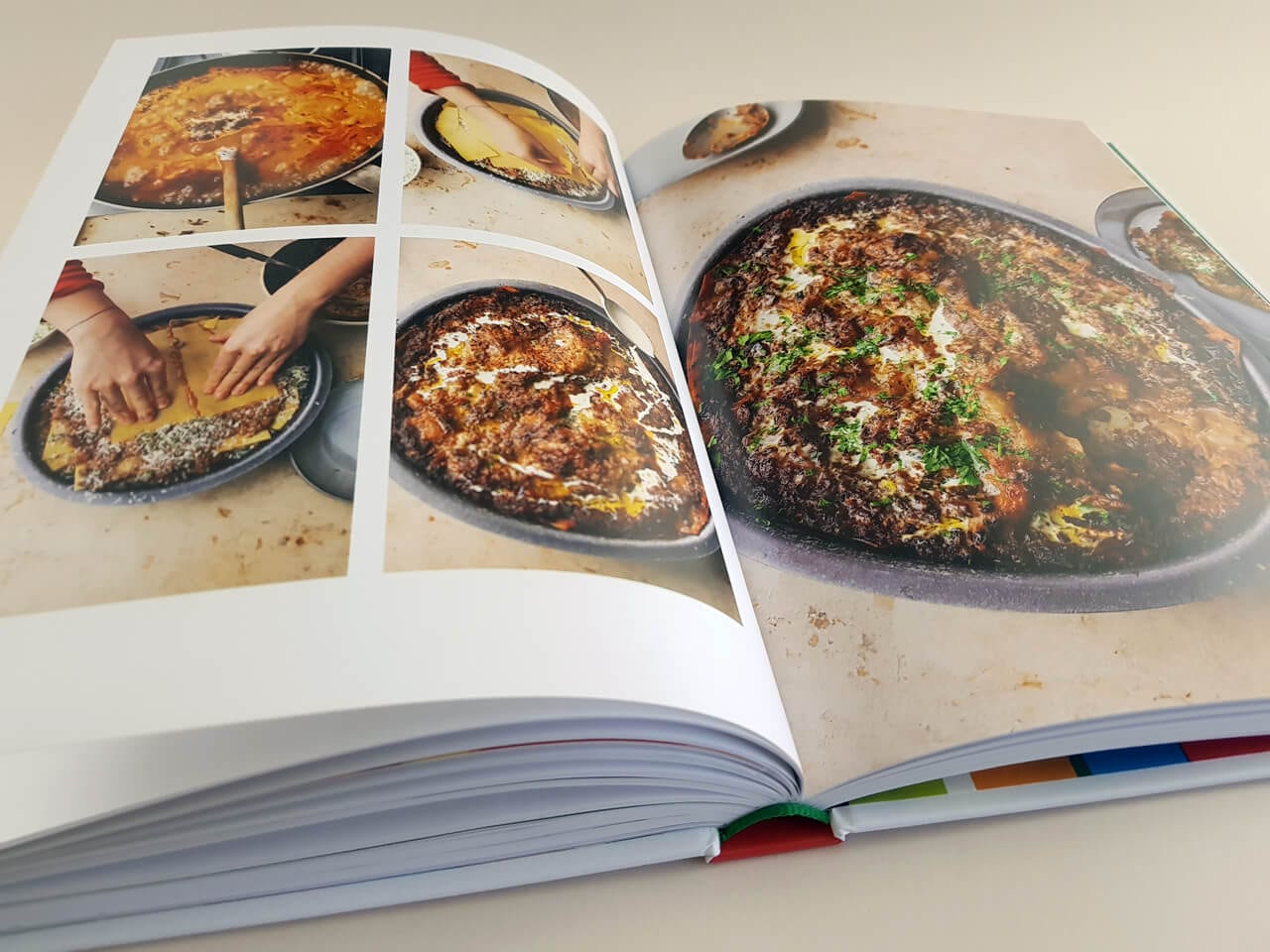 Flavour Dorling Kindersley Verlag aufgeschlagenes Kochbuch