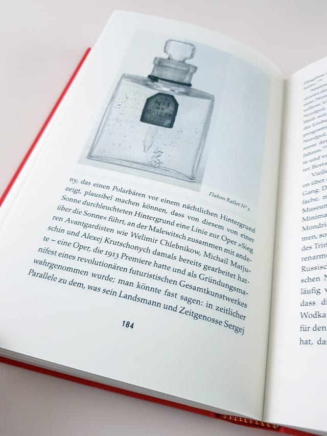 Der Duft der Imperien Hanser Verlag aufgeschlagenes Buch