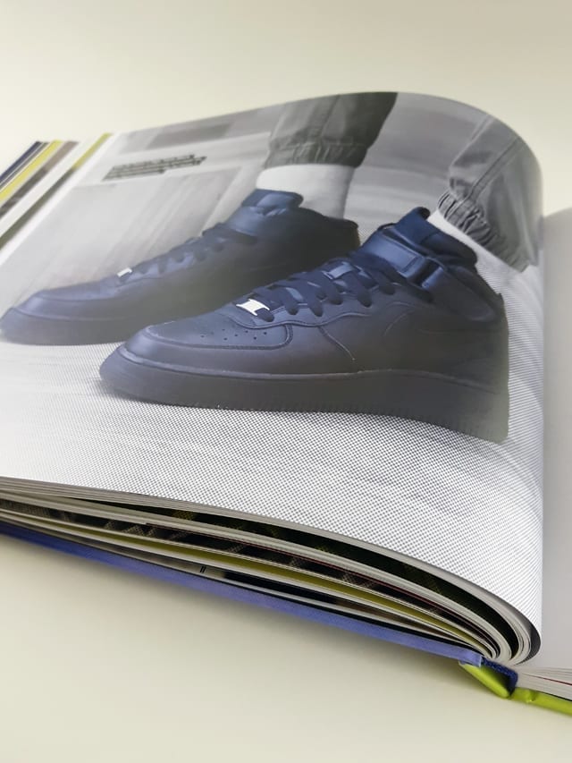 Sneakers Modelle Storys Statements Ullmann Medien aufgeschlagener Bildband