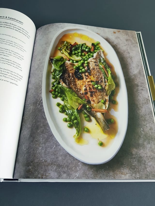 Der ganze Fisch Prestel Verlag aufgeschlagenes Kochbuch