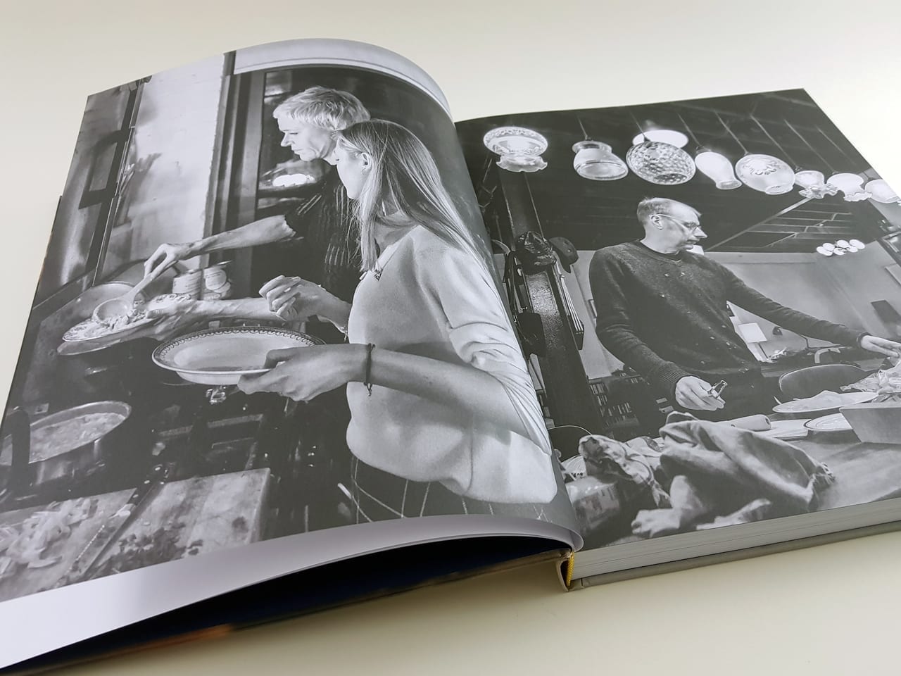 Das Videoart at Midnight Künstlerkochbuch Kerber Verlag aufgeschlagenes Kochbuch