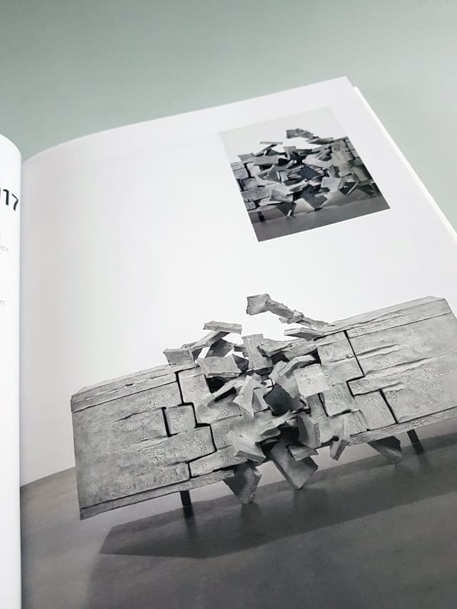 Impossible Design DuMont Verlag aufgeschlagener Bildband