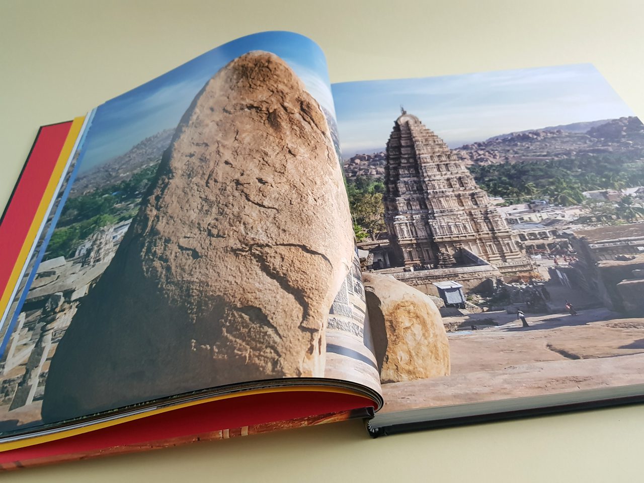 India UNESCO World Heritage Sites Hirmer Verlag aufgeschlagener Bildband