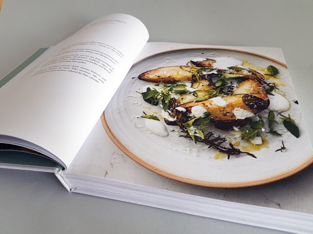 Nordic Family Kitchen Prestel Verlag aufgeschlagenes Kochbuch