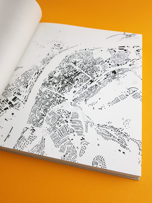 Die DNA der Stadt. Ein Atlas urbaner Strukturen in Deutschland Hermann Schmidt Verlag aufgeschlagenes Buch