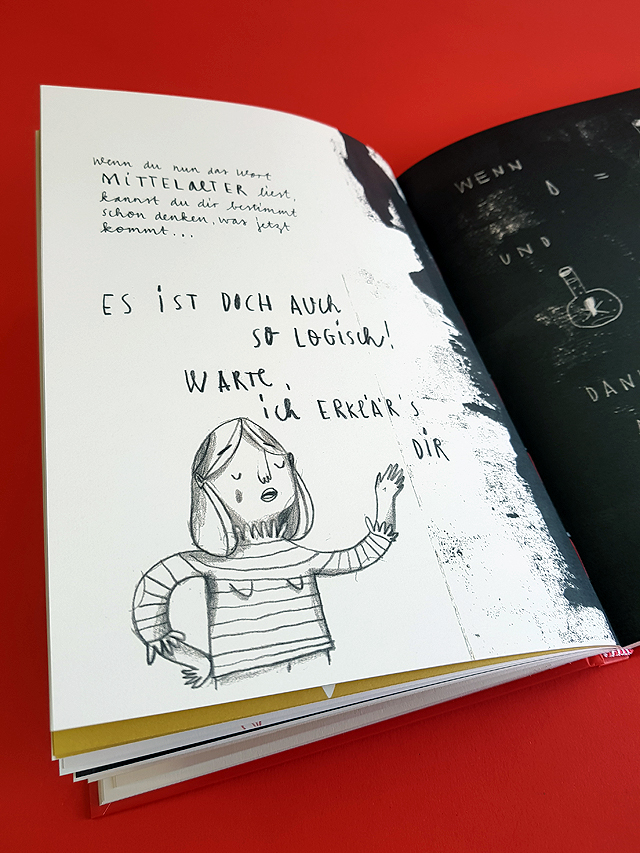 Aufgeschlagene linke Seite des Buches ,Rot ist doch schön’. Die Seite ist schwarz-weiß. Abgebildet ist ein ein Mädchen, gezeichnet mit Bleistift. Über dem Bild ist ein handschriftlicher Text eingefügt.
