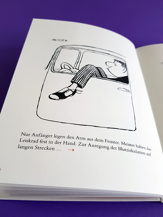 Aufgeschlagene linke Buchseite des Buchs ‚Fahrvergnügen mit Loriot' mit einer Zeichnung von einem Mann, der sein Bein aus der Türe eines Autos baumeln lässt. Unten steht ein kurzer humorvoller Text.